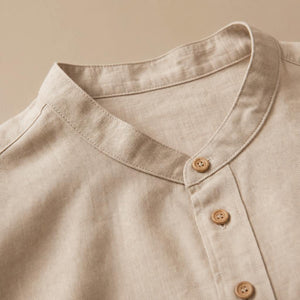 Detalle del cuello mao y botones de la camisa Teo