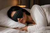 Persona durmiendo de lado con el antifaz UMBRA Air